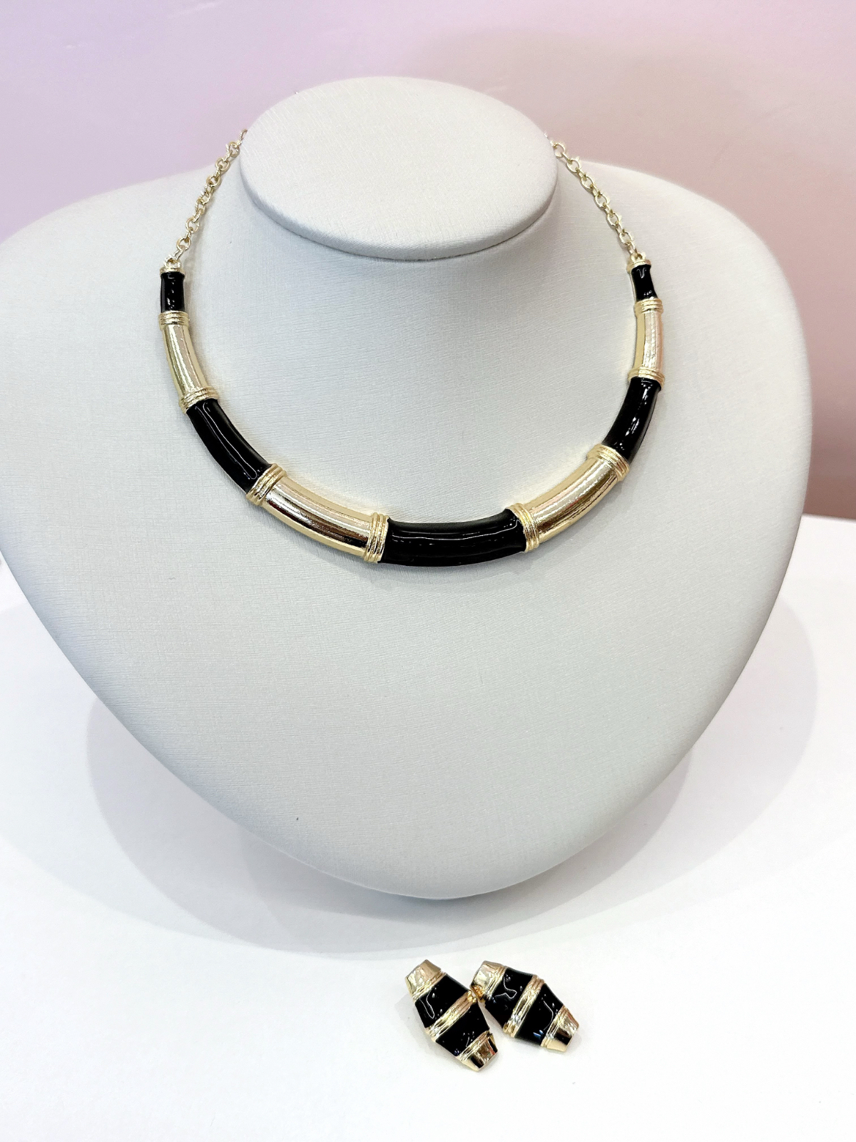 Imagem Chocker croissant + brinco esmaltado preto