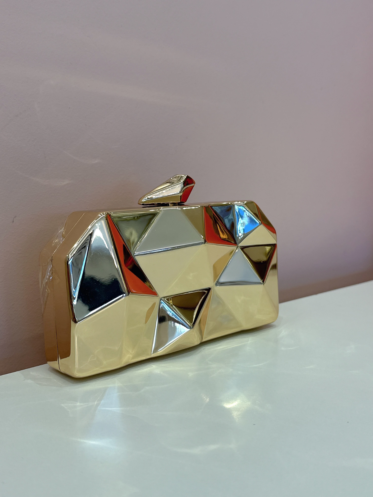 Imagem Clutch dourada geométrica 