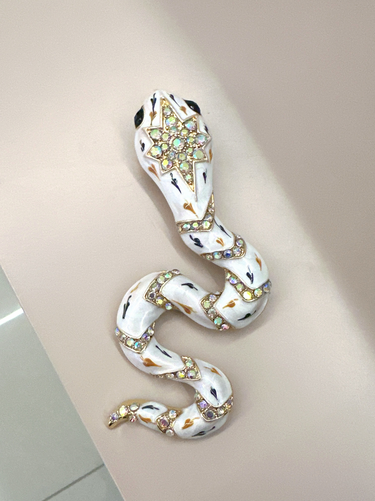 Imagem Broche cobra G branca 