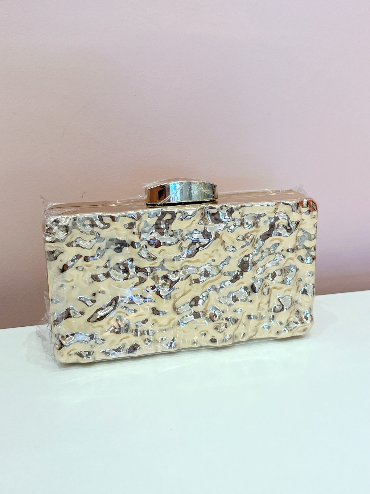 Imagem Clutch dourada amassada 