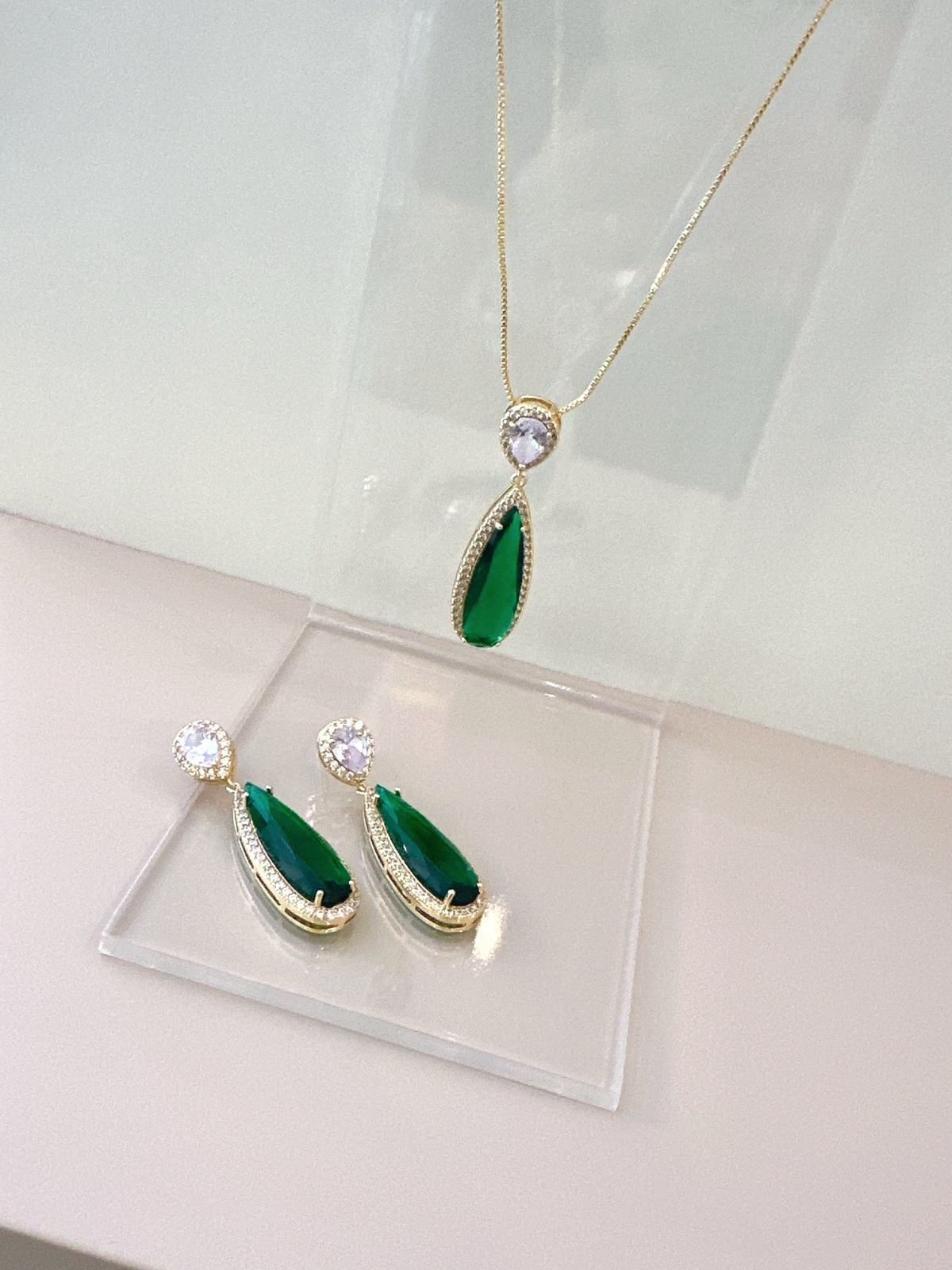 Imagem Conjunto dourado/ gota verde