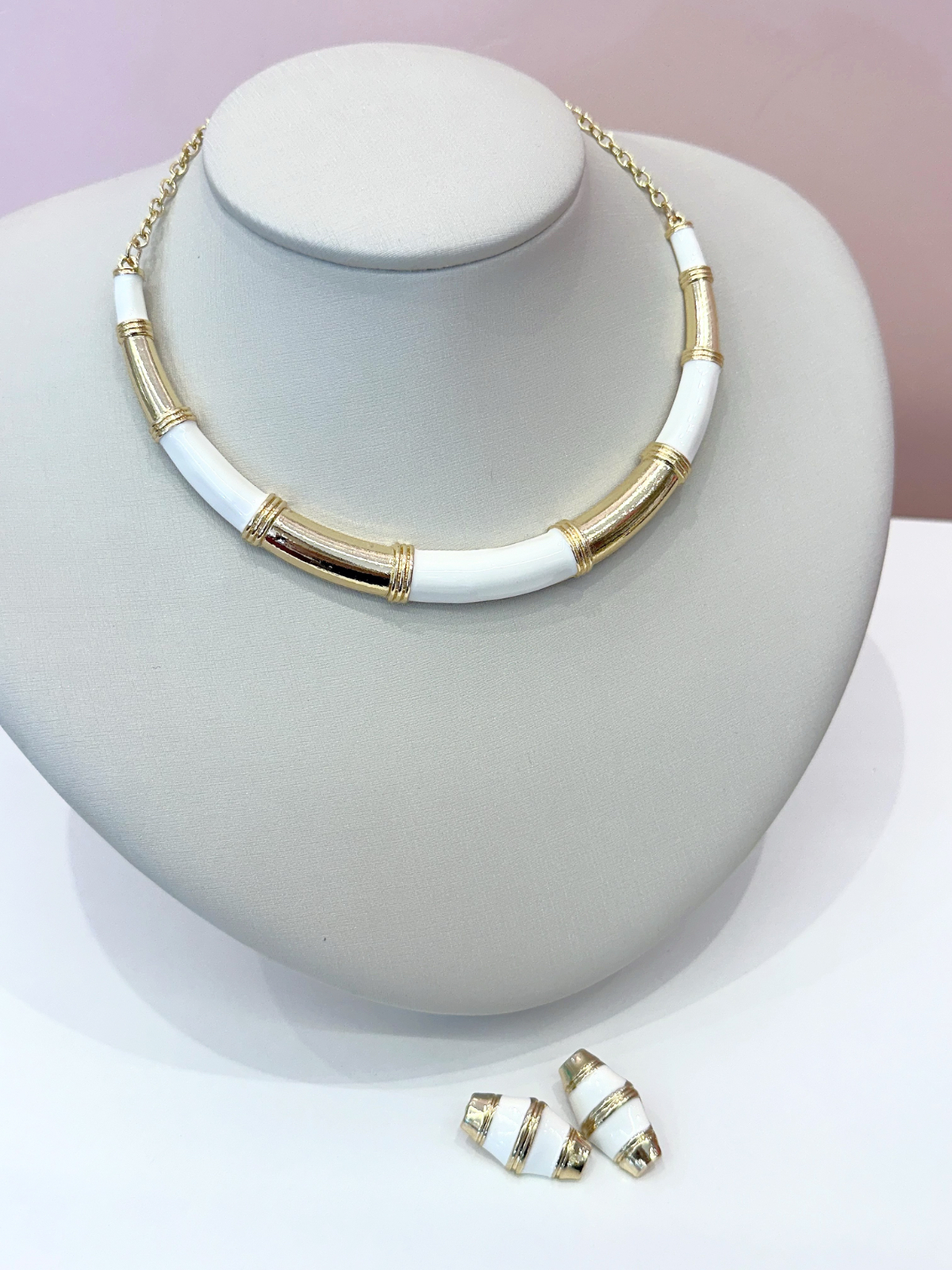 Imagem Conjunto croissant + brinco esmaltado branco 